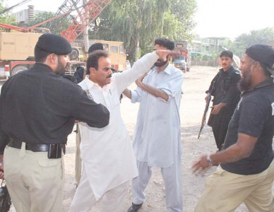 abuse of power police personnel thrash journalists in peshawar abuse of power police personnel thrash journalists in peshawar