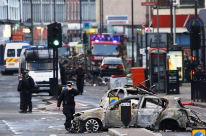 100 arrested as second night of riots hits london