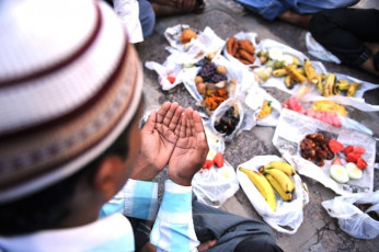 christians begin lent muslims observe first fast