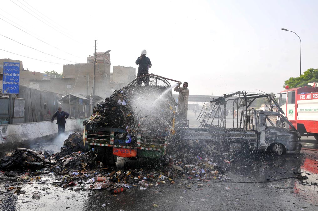 one person burnt alive as seven vehicles set ablaze in karachi