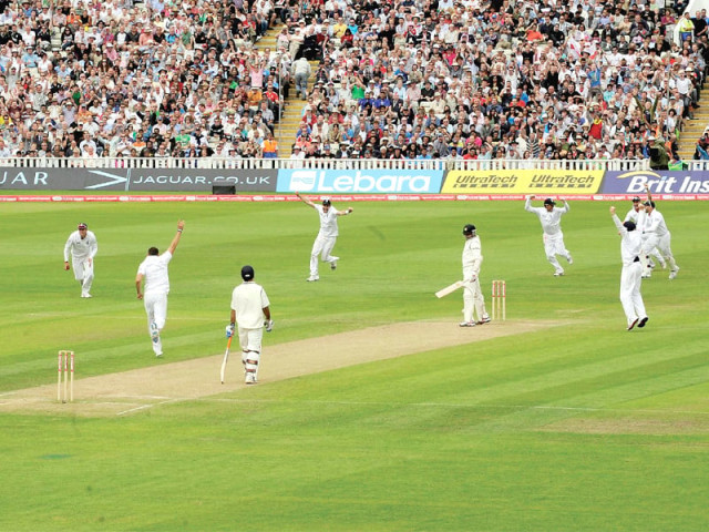 england seal rout to take top ranking