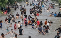 families flock to lahore canal despite swimming ban families flock to lahore canal despite swimming ban