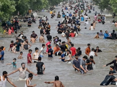 families flock to lahore canal despite swimming ban families flock to lahore canal despite swimming ban