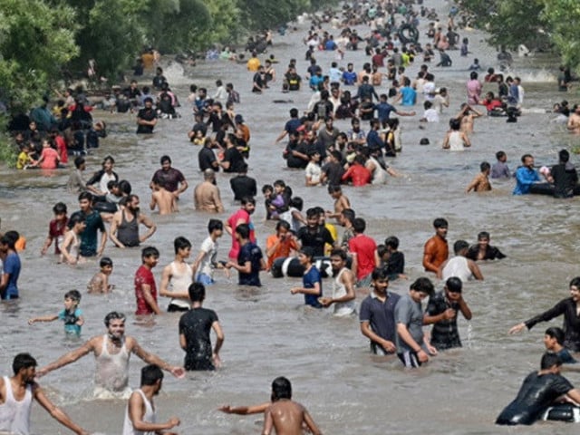 Families throng Lahore canal on Eid despite swimming ban