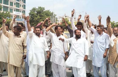 protest over 100 cabbies protest outside ogra office over three day cng closure