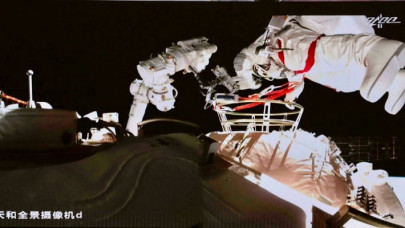 china s astronauts make spacewalk to upgrade robotic arm china s astronauts make spacewalk to upgrade robotic arm