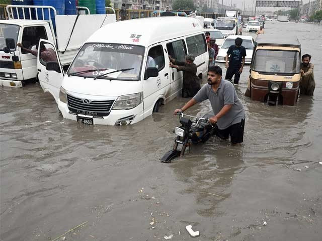 weather-turns-pleasant-as-karachi-receives-heavy-rain-or-the-express-tribune