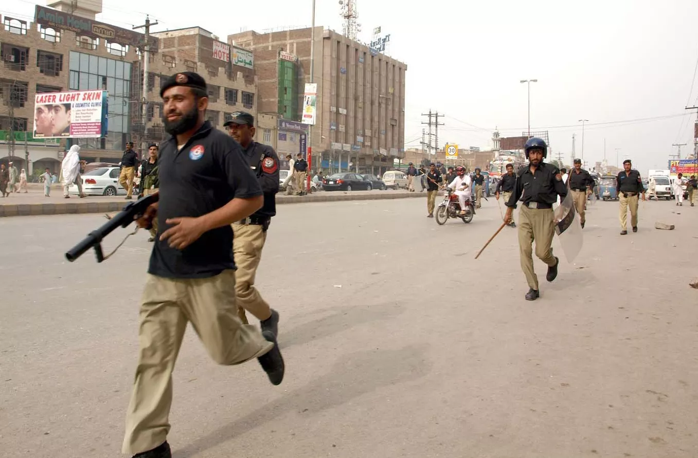 us men dodge motorway police to enter peshawar us men dodge motorway police to enter peshawar