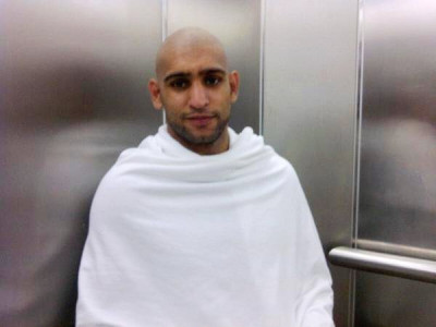 social media savvy boxer amir khan tweets makkah pilgrimage social media savvy boxer amir khan tweets makkah pilgrimage