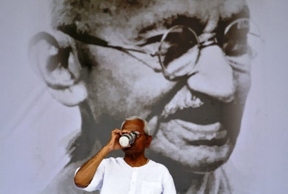india pm appeals to anna hazare to end fast
