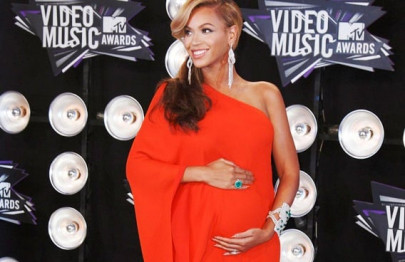 beyonce shows off baby bump at mtv video awards beyonce shows off baby bump at mtv video awards