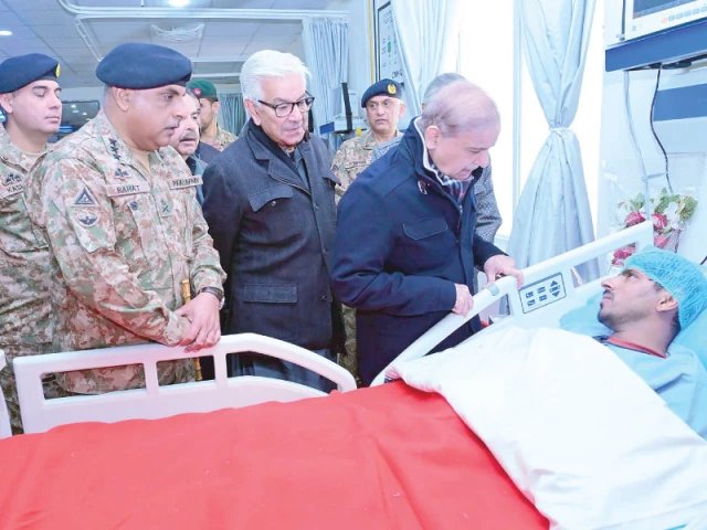 prime minister shehbaz sharif enquires after the health of an injured security man in quetta photo ppi prime minister shehbaz sharif enquires after the health of an injured security man in quetta photo ppi