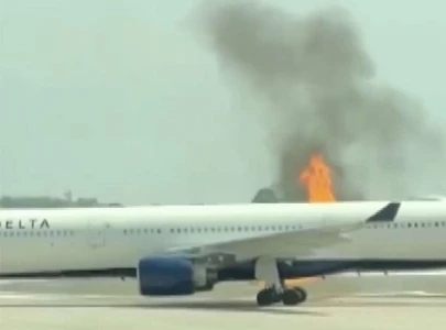 delta plane suffers engine fire delta plane suffers engine fire