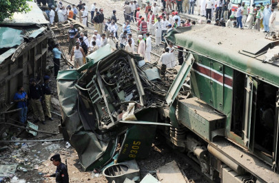 train collision in lahore 3 dead
