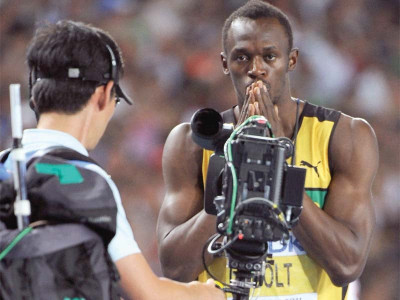 bolt breezes into 200m final