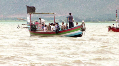 eid revellers throng tarbela lake