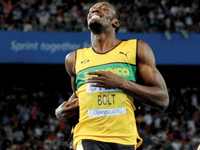 bolt storms to 200m victory