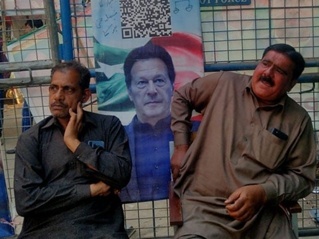 nab islamabad team was stopped by imran khan s security personnel over security concerns photo express nab islamabad team was stopped by imran khan s security personnel over security concerns photo express