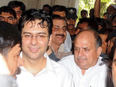 nicl scam moonis elahi ups the ante against zafar qureshi