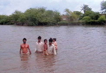 downpour adds to flooding in khairpur people make for higher ground downpour adds to flooding in khairpur people make for higher ground