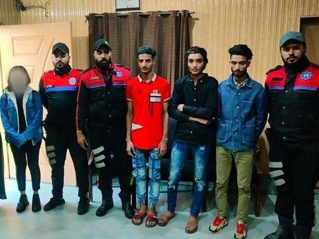girl among six one wheeling tiktokers arrested