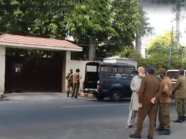 the police have also closed the zahoor elahi road for traffic photo express the police have also closed the zahoor elahi road for traffic photo express