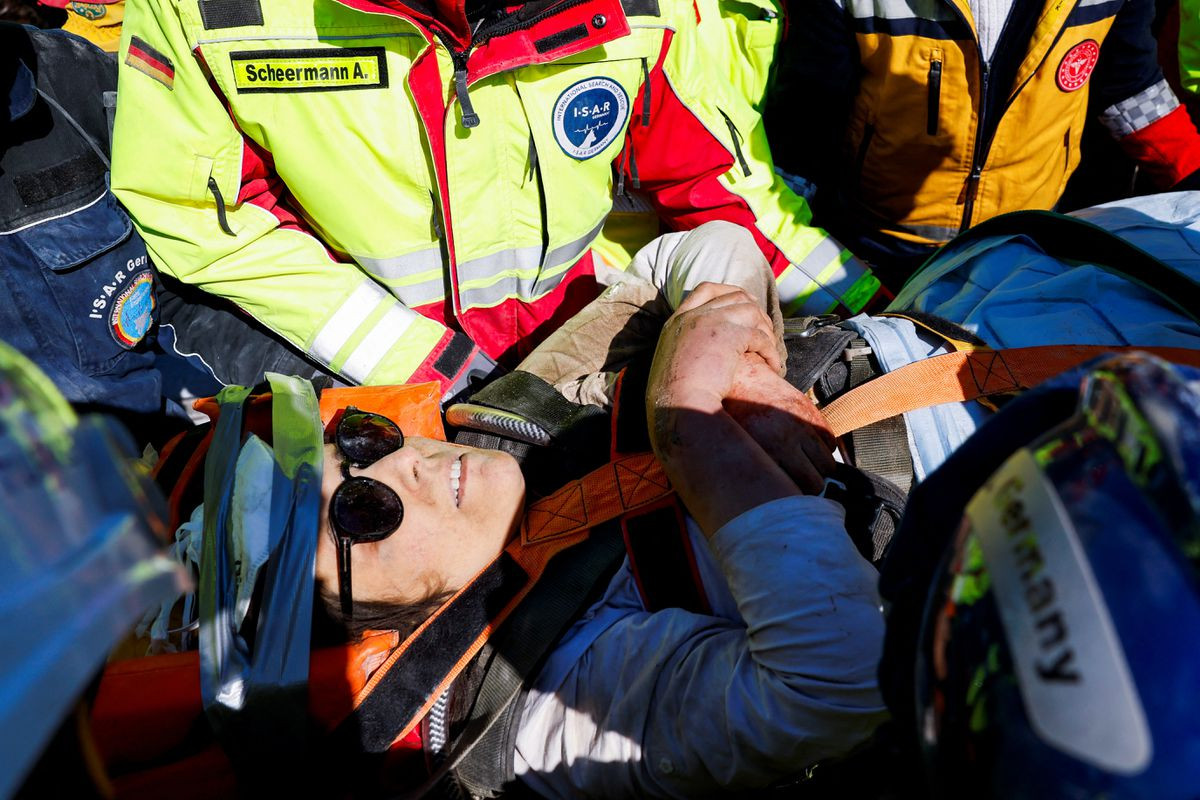 woman rescued after surviving 104 hours under turkey quake rubble