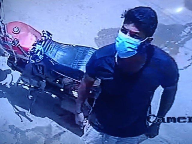 the shameless man was seen removing his shorts before approaching the young girl in broad daylight in karachi s gulistan e jauhar screengrab the shameless man was seen removing his shorts before approaching the young girl in broad daylight in karachi s gulistan e jauhar screengrab