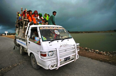 un steps in as floods kill over 200