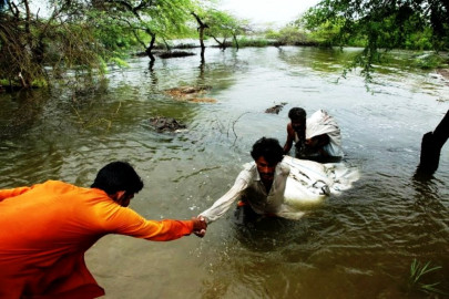 us sends aid to pakistan flood victims