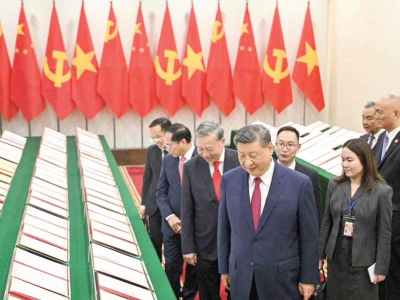 vietnam s communist party general secretary to lam and china s president xi jinping view copies of agreements signed between china and vietnam in hanoi photo afp vietnam s communist party general secretary to lam and china s president xi jinping view copies of agreements signed between china and vietnam in hanoi photo afp