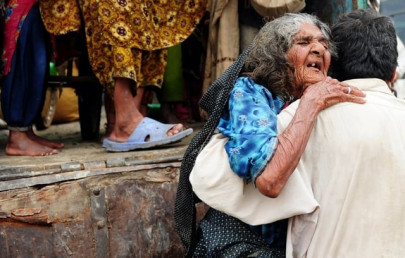 pakistan s flood victims save what they can