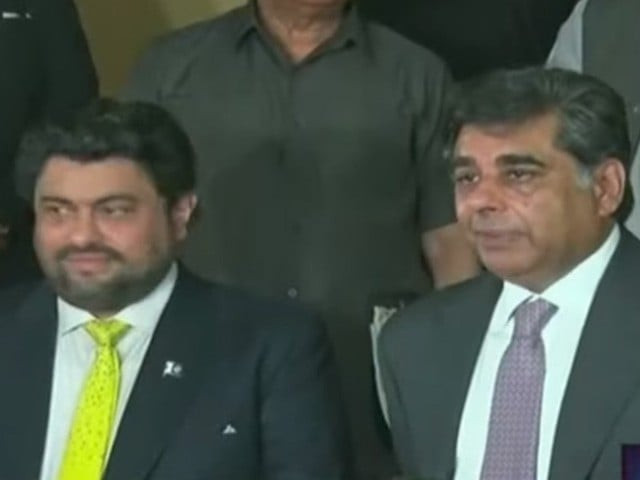caretaker commerce minister gohar ejaz addressing a press conference in karachi along with sindh governor kamran tessori on september 23 2023 screengrab caretaker commerce minister gohar ejaz addressing a press conference in karachi along with sindh governor kamran tessori on september 23 2023 screengrab