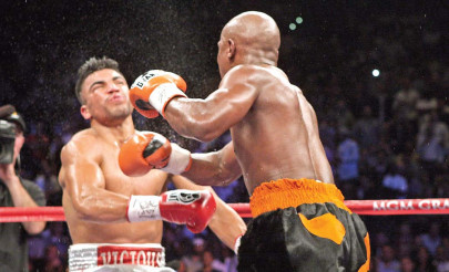 boxing mayweather wins with controversial ko