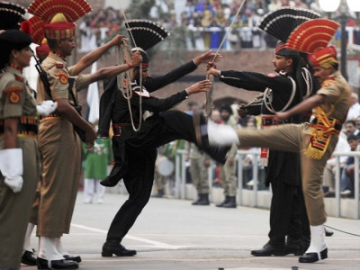 indian govt sets up polio booths at wagah