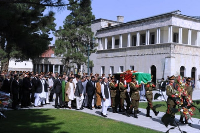 crowds weep as slain former afghan president buried crowds weep as slain former afghan president buried