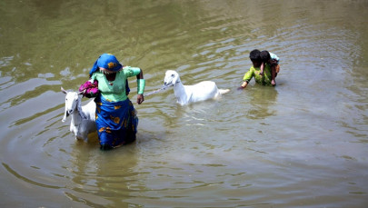 as flood victims protest china donates 3 000 tents
