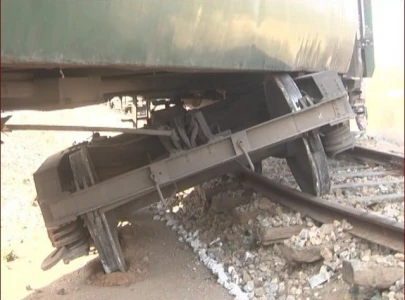shalimar express three carriages derail near bin qasim