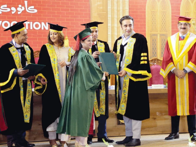 ppp chairman bilawal bhutto zardari gives away a degree to a student during the sindh university convocation in jamshoro photo nni ppp chairman bilawal bhutto zardari gives away a degree to a student during the sindh university convocation in jamshoro photo nni