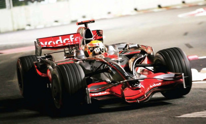 formula one hamilton draws large indian crowd