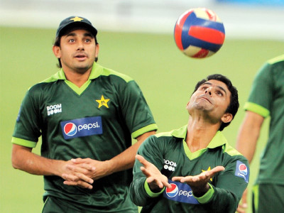 razzaq leads pakistan in hong kong super sixes