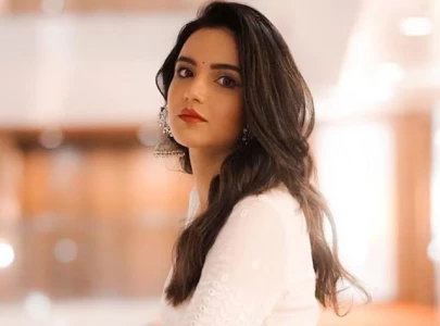 i can t see indian actress jasmin bhasin suffers eye damage from contact lenses i can t see indian actress jasmin bhasin suffers eye damage from contact lenses