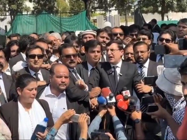 pti lawyers protest outside supreme court raise slogans against cjp pti lawyers protest outside supreme court raise slogans against cjp