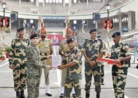 flag lowering ceremony at wagah border