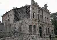 a woman stands near a building of the children s music school hit by a russian air strike in zaporizhzhia ukraine photo reuters a woman stands near a building of the children s music school hit by a russian air strike in zaporizhzhia ukraine photo reuters