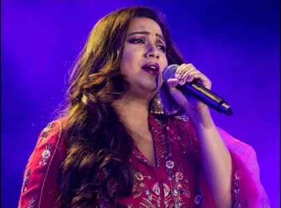 watch fan propose his girlfriend at shreya ghoshal s concert watch fan propose his girlfriend at shreya ghoshal s concert