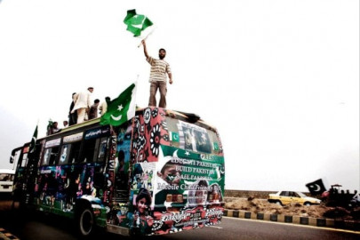 80 of pakistanis say country is headed in wrong direction poll