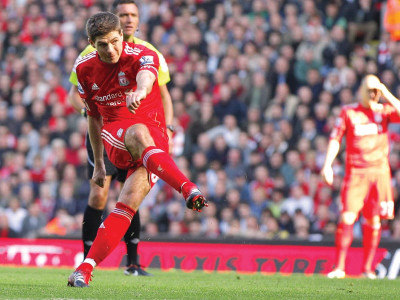 hernandez denies liverpool with late strike