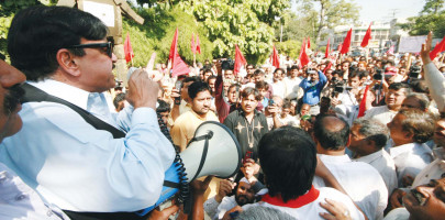 pakistan railways unpaid workers disrupt rail and road services pakistan railways unpaid workers disrupt rail and road services