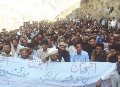 diamer bhasha dam kohistan villagers continue blockade of kkh for third day